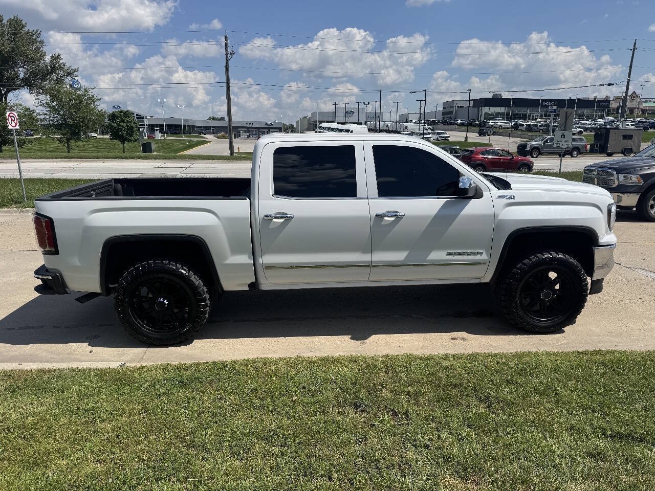 Used 2017 GMC Sierra 1500 SLT w/ SLT Premium Package AWD/4WD image 6