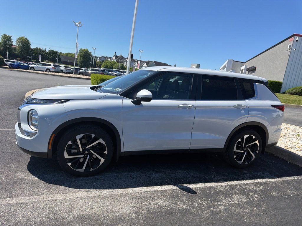 Used 2022 Mitsubishi Outlander SE FWD image 3