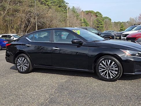 Used 2025 Nissan Altima 2.5 SV AWD/4WD image 2