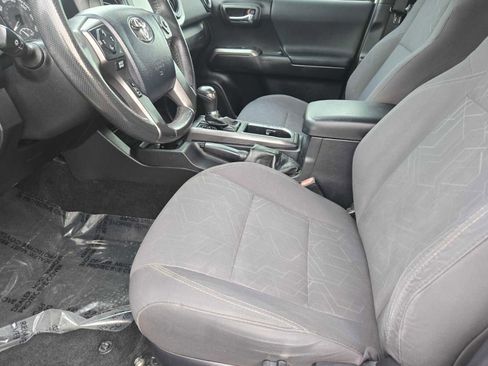 Used 2017 Toyota Tacoma TRD Off-Road image 18