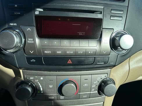 Used 2011 Toyota Highlander 2WD w/ Tech Pkg image 12