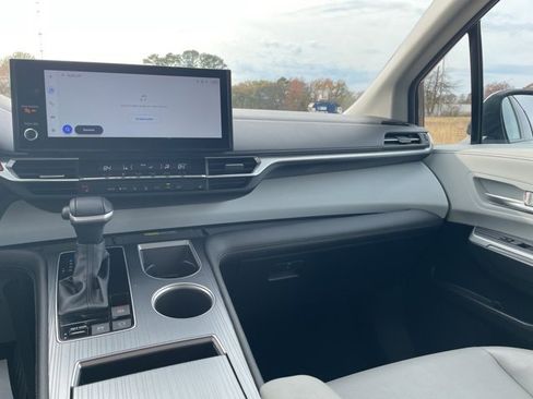 Used 2025 Toyota Sienna XLE image 22