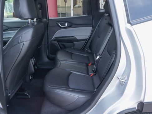 Used 2025 Jeep Compass Latitude AWD/4WD image 9
