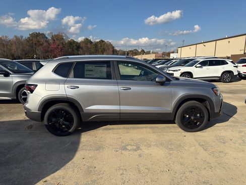 New 2026 Volkswagen Taos SE FWD image 4