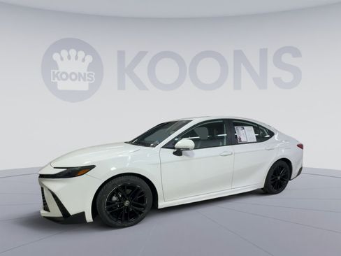 Used 2025 Toyota Camry SE FWD image 5