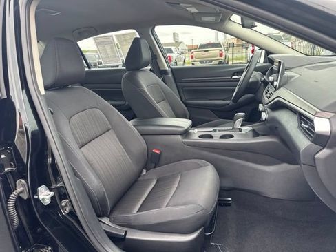 Used 2025 Nissan Altima 2.5 SV FWD image 18