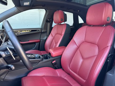Used 2025 Porsche Macan AWD/4WD image 5