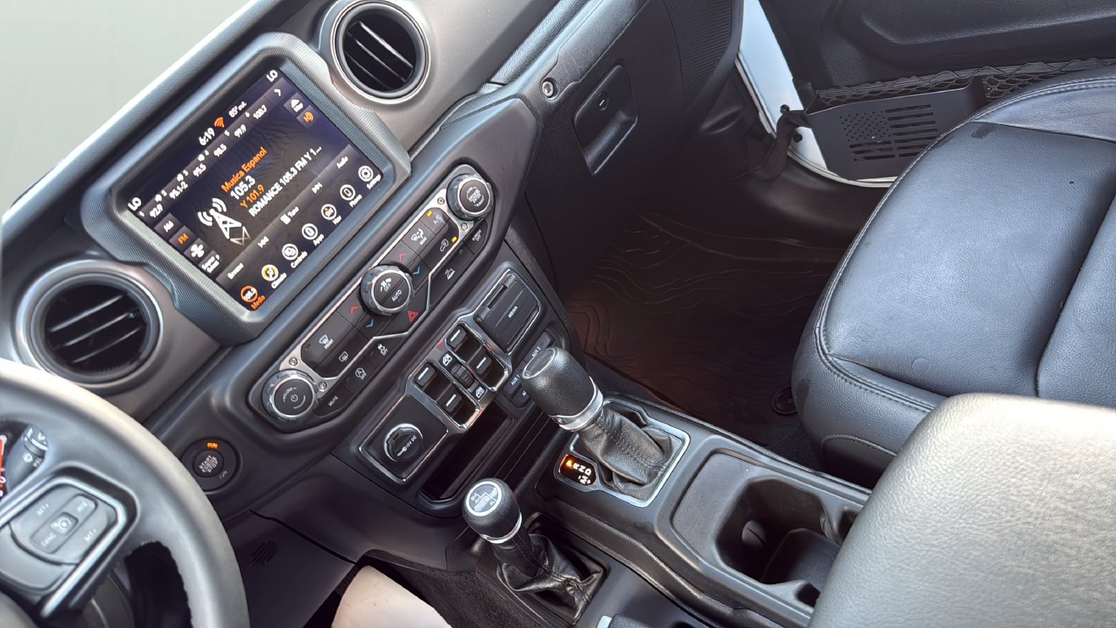 Used 2023 Jeep Gladiator Sport AWD/4WD image 18