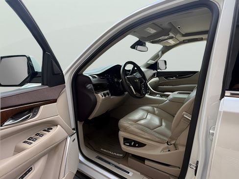 Used 2017 Cadillac Escalade Luxury AWD/4WD image 10