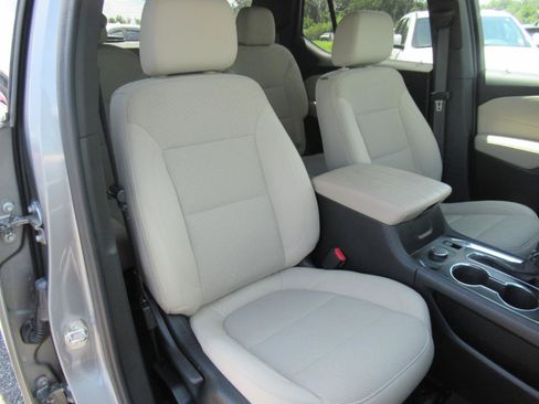 Used 2023 Chevrolet Traverse LT FWD image 9