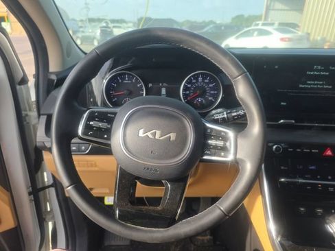 Used 2024 Kia Carnival EX FWD image 11