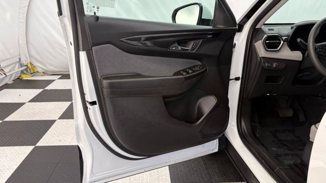 Used 2025 Chevrolet TrailBlazer LT AWD/4WD image 12