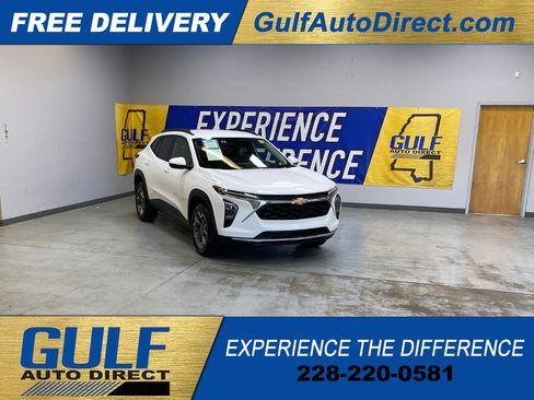 Used 2025 Chevrolet Trax LT FWD image 1
