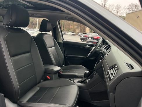 Used 2021 Volkswagen Tiguan SE w/ Panoramic Sunroof Package image 34