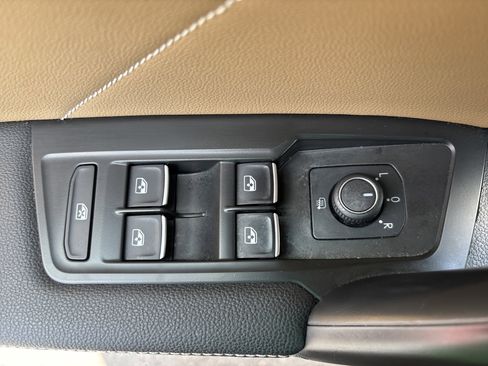 Used 2022 Volkswagen Tiguan SE AWD/4WD image 17