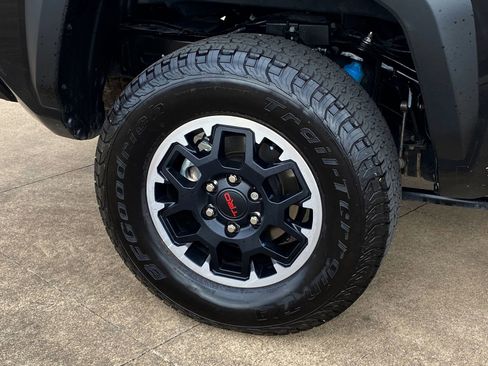 Used 2025 Toyota Tacoma TRD Off-Road image 8