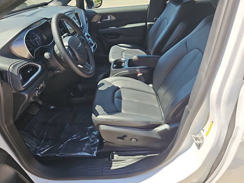 Used 2025 Chrysler Pacifica Select w/ Uconnect Theater Family Group AWD/4WD image 15
