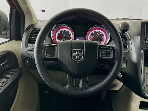 Used 2019 Dodge Grand Caravan SE image 17