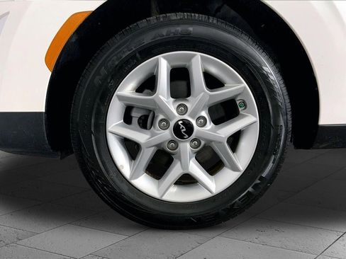 Used 2025 Kia Soul LX FWD image 9
