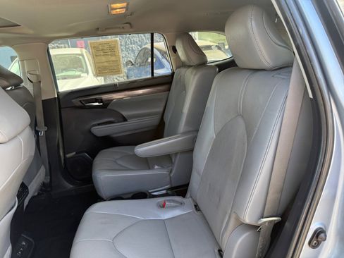 Used 2021 Toyota Highlander Limited image 16