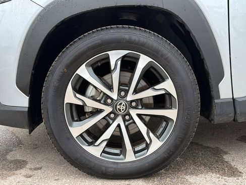 Used 2025 Toyota Corolla Cross XLE FWD image 12