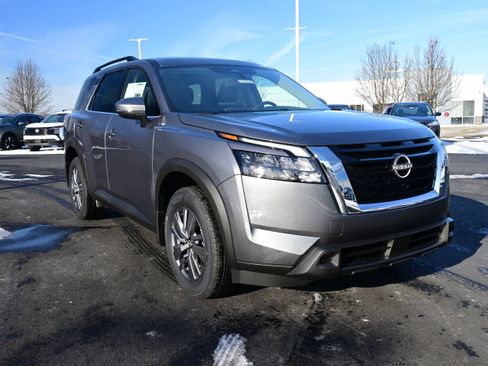 New 2025 Nissan Pathfinder SV image 2
