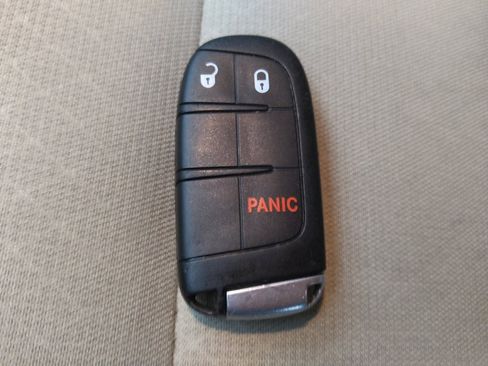 Used 2019 Jeep Grand Cherokee Laredo image 32