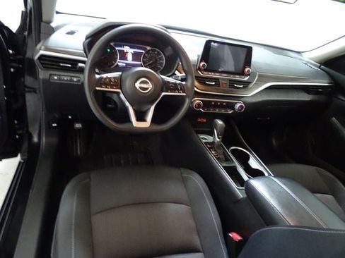 Used 2024 Nissan Altima 2.5 SV FWD image 5
