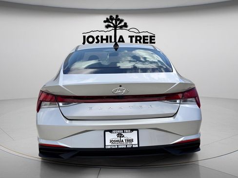 Used 2022 Hyundai Elantra SEL w/ Preferred Accessory Package FWD image 5