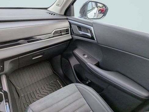 Used 2025 Mitsubishi Outlander AWD image 16