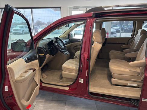 Used 2007 Hyundai Entourage GLS image 10