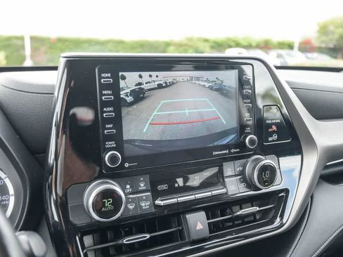 Used 2020 Toyota Highlander LE FWD image 24