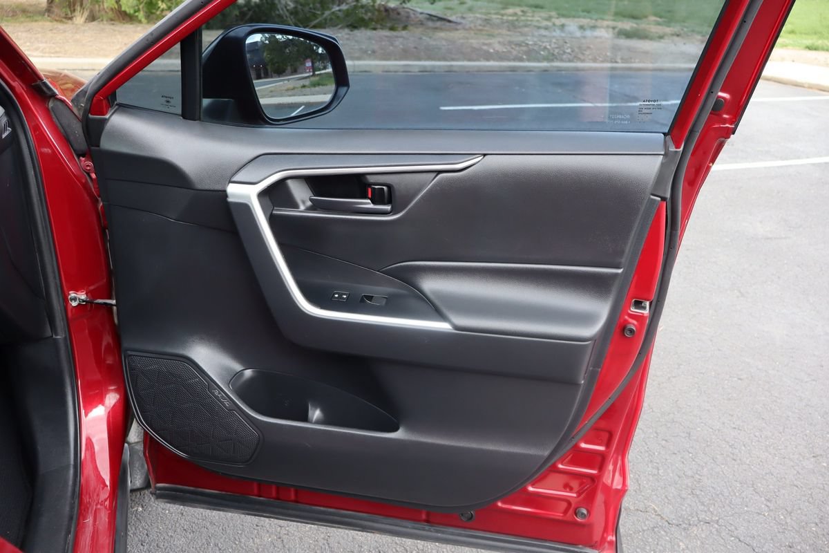 Used 2021 Toyota RAV4 LE w/ Carpet Mat Package (TMS) AWD/4WD image 26