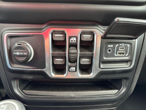 Used 2018 Jeep Wrangler Unlimited Sport S AWD/4WD image 24