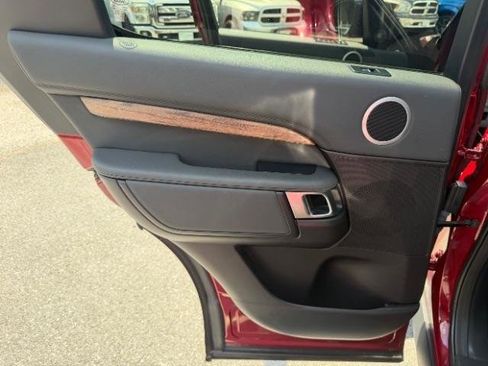 Used 2017 Land Rover Discovery HSE AWD/4WD image 34