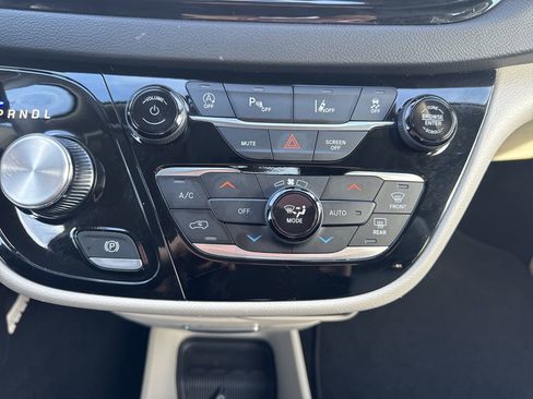 Used 2024 Chrysler Pacifica Touring-L image 18