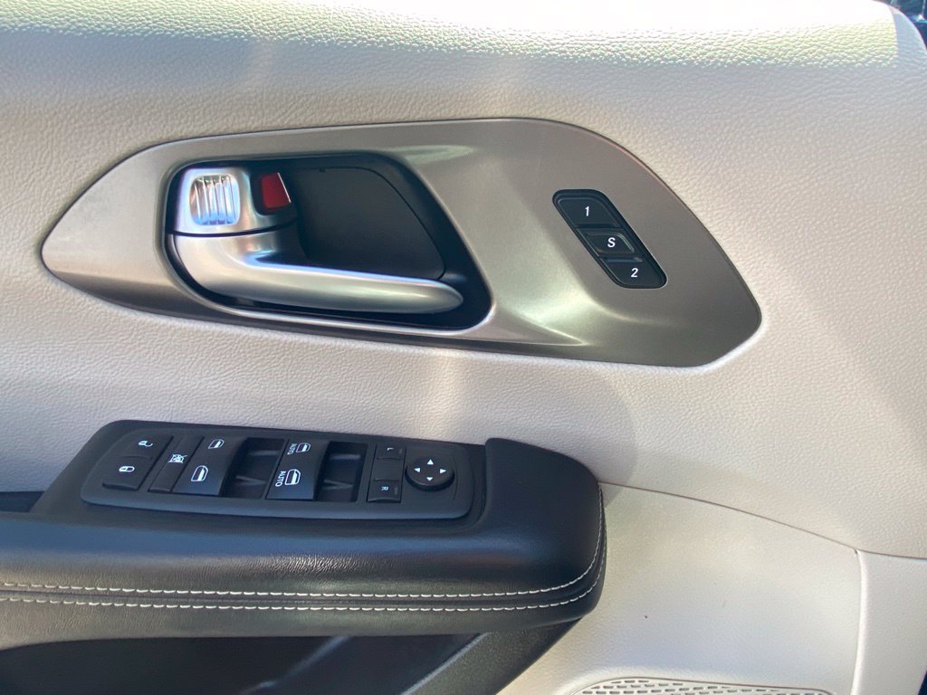 Used 2022 Chrysler Pacifica Touring-L AWD/4WD image 13