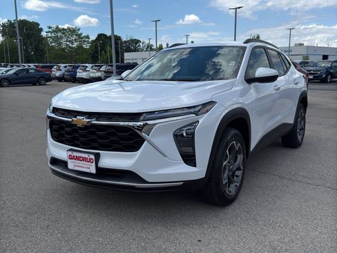 Certified 2024 Chevrolet Trax LT w/ Driver Confidence Package FWD image 2