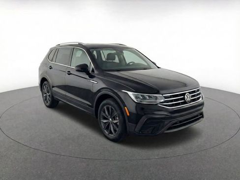 Used 2022 Volkswagen Tiguan SE image 2