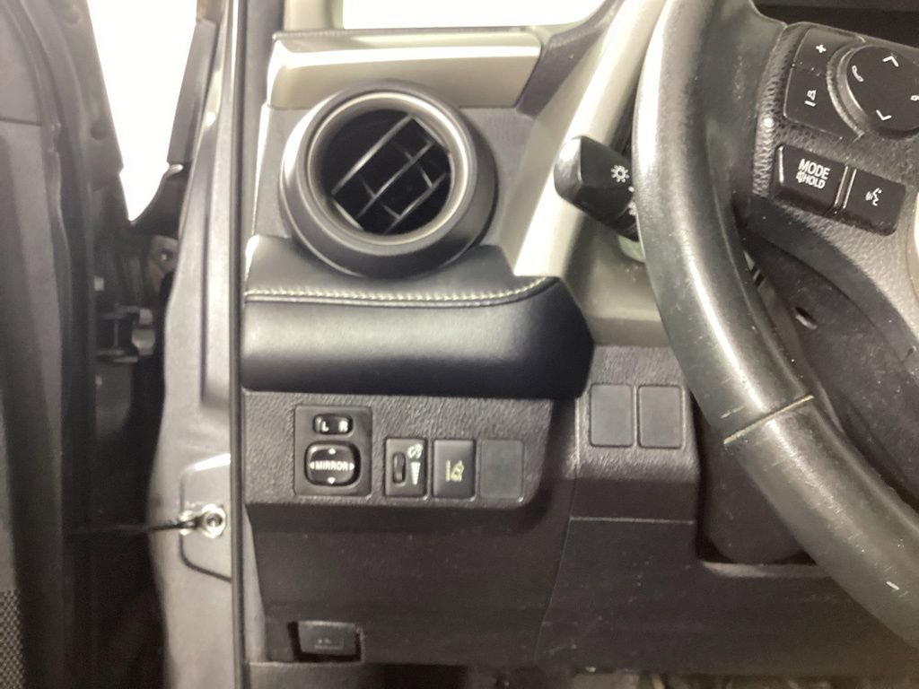 Used 2018 Toyota RAV4 XLE FWD image 12