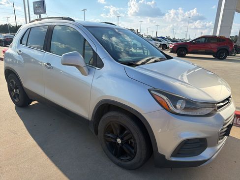 Used 2017 Chevrolet Trax LT w/ LT Convenience Package FWD image 4