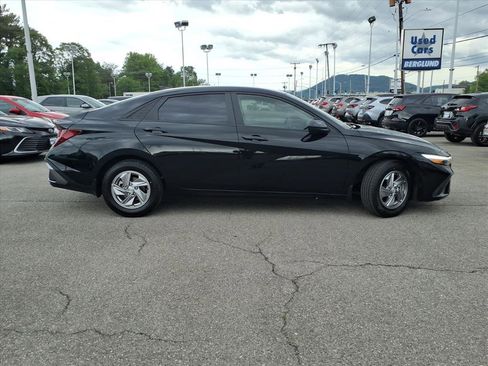 Used 2025 Hyundai Elantra SE FWD image 3