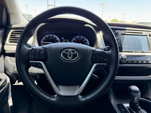 Used 2019 Toyota Highlander SE AWD/4WD image 16