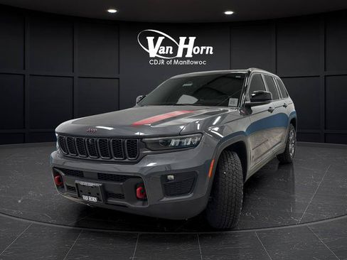 Used 2022 Jeep Grand Cherokee Trailhawk w/ Luxury Tech Group III AWD/4WD image 3