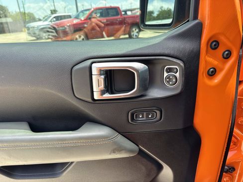 Used 2025 Jeep Gladiator Mojave AWD/4WD image 19