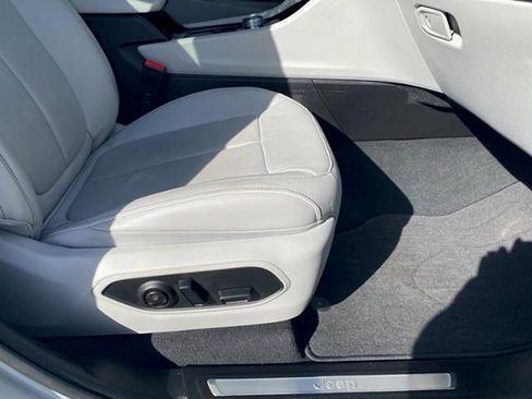 Used 2022 Jeep Grand Cherokee Overland image 19