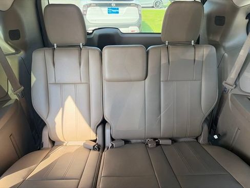 Used 2015 Chrysler Town & Country Touring FWD image 18