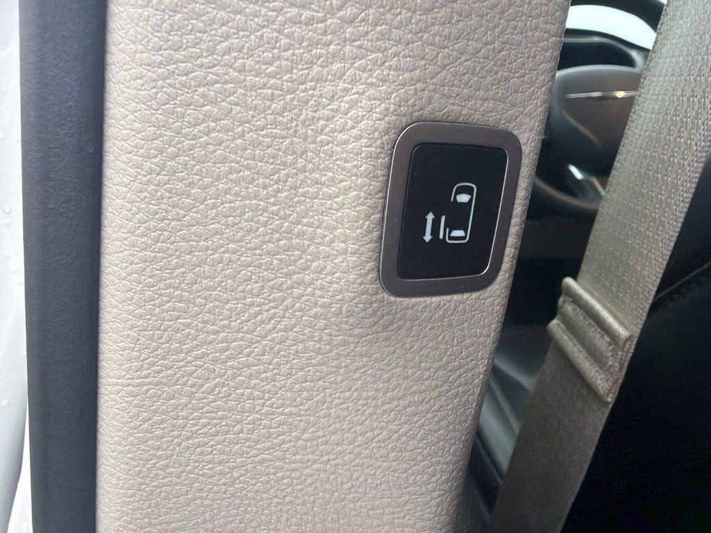 Used 2024 Chrysler Pacifica Touring-L FWD image 26
