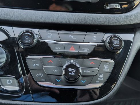 Used 2020 Chrysler Pacifica Touring w/ S Appearance Package FWD image 21