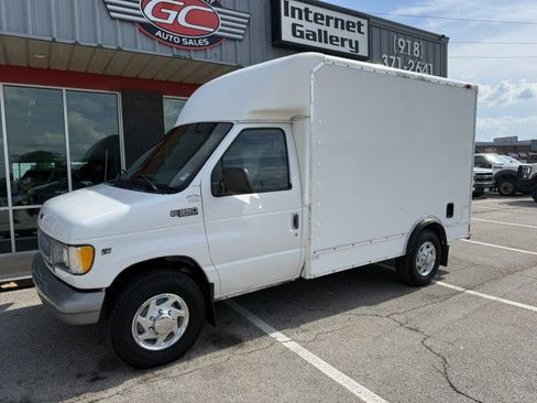 Used 2001 Ford E-350 and Econoline 350 Super Duty RWD image 2
